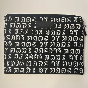 Marc Jacobs fodral - Mått 27cm x 20cm Inga defekter 