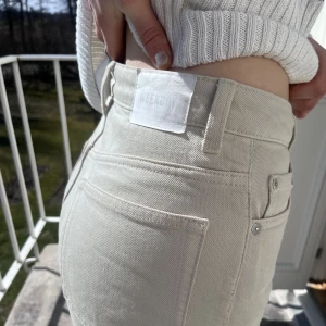 Beiga jeans från Weekday - Svinsnygga jeans helt utan skavanker! 