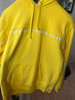 Supreme Hoodie - En gul supreme hoodie, köpt från soleplus år 2019.   Skick: 7/10, Inge fläckar, sydd skada (bild två), använt den 2 gånger.