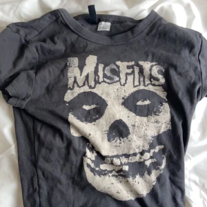 croppad t shirt  - TRYCK EJ PÅ KÖP NU!! använd ca 2 gånger då d inte min stil. inga defekter. Skriv för bilder eller frågor!