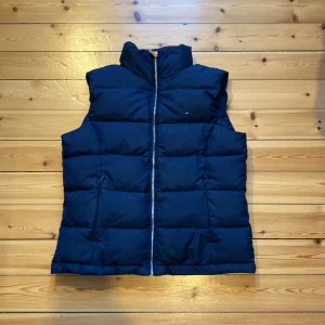 Tommy Hilfiger väst - Skick som ny. För fler bilder kom dm. Storlek M men passar till S och Xs. Nypris 2200