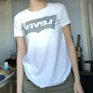 vit t-shirt från levis, jättebra skick! äkta, säljer då den inte kommer till användning 💖