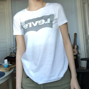 tshirt från levis - vit t-shirt från levis, jättebra skick! äkta, säljer då den inte kommer till användning 💖