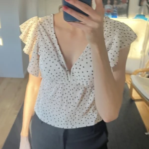 Blus - Jätte söt tröja som endast är använd en gång☺️