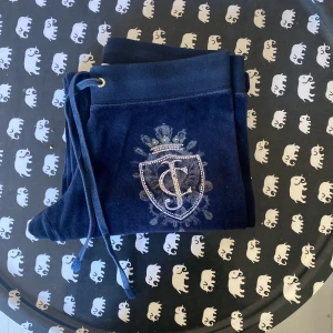 Juicy Couture mjukisbyxor  - Super söta mörkblåa Juicy Couture mjukisbyxor i strl S! Sitter super snyggt på🥰