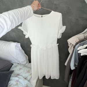 Studentklänning - En vit klänning som passar bra till studenten. Storlek 36. Fint skick. Frakt ingår inte priset! 