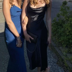 Svart långklänning  - Använd en gång! Jätte fint skick som ny, öppen rygg med knytning! Nypris 799kr