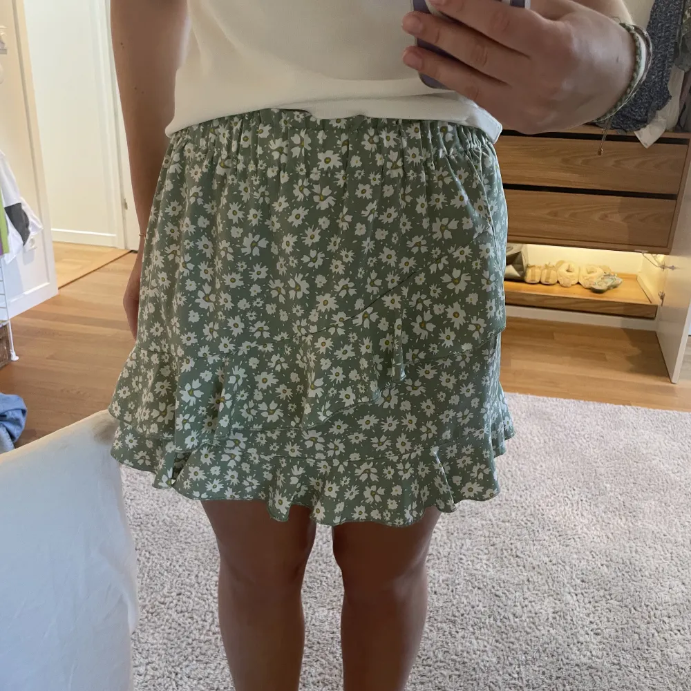 Ej använd ljusgrön, blommig kjol från shein i storlek medium. Kjolar.