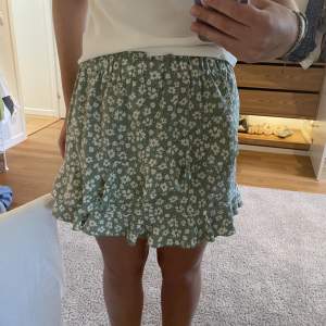 Ej använd ljusgrön, blommig kjol från shein i storlek medium