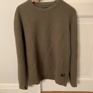 Carhartt tröja - Otroligt snygg carhartt stickad tröja i bra skick! Bara skriva vid funderingar. Storlek L men passar även M.