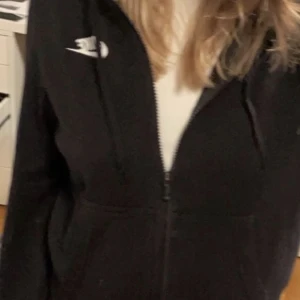 Nike zip - Säljer denna då jag inte använder den, de är en Nike zip 