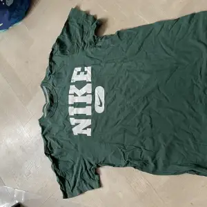 En mörkgrön vintage Nike T-Shirt i storlek XL men passar nån med L eller medium skulle jag säga. Den har en baggy fit. Bud accepteras!🙌