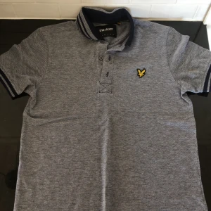 Två fina lyle & scott pikés  - Två st superfina lyle & scott pikés i storlek xs som inte används längre. Du får båda för 300kr då det är en liten fläck den blå pikén som man ser på sista bilden. 