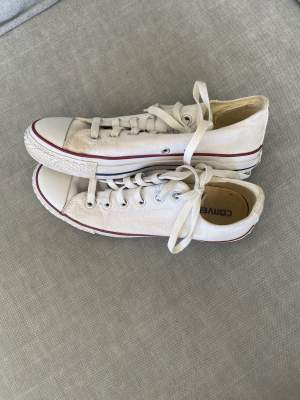 Säljer nu mina vita converse skor, pga förlisten storlek. har haft dem ett tag därav lite små fläckar. 