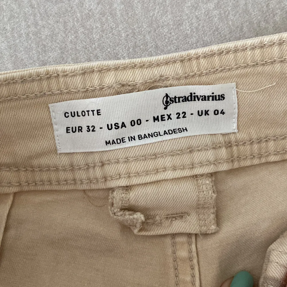 Beiga, otroligt sköna culotte/vida jeans perfekt till sommaren! Materialet är superskönt och har bra stretch. Inga skavanker utan är i mycket bra skick ☺️. Jeans & Byxor.