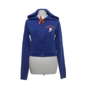 Victoria secret  - Tänkte sälja min Victoria secret zip hoodie då den inte har kommit till användning. Köptes på Sellpy i januari och endast används en gång. I väldigt bra skick. Kom privat för fler bilder.