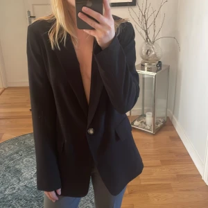 Hm kavaj  - En svart kavaj från hm, använd 1-2 gånger. Jättefin.