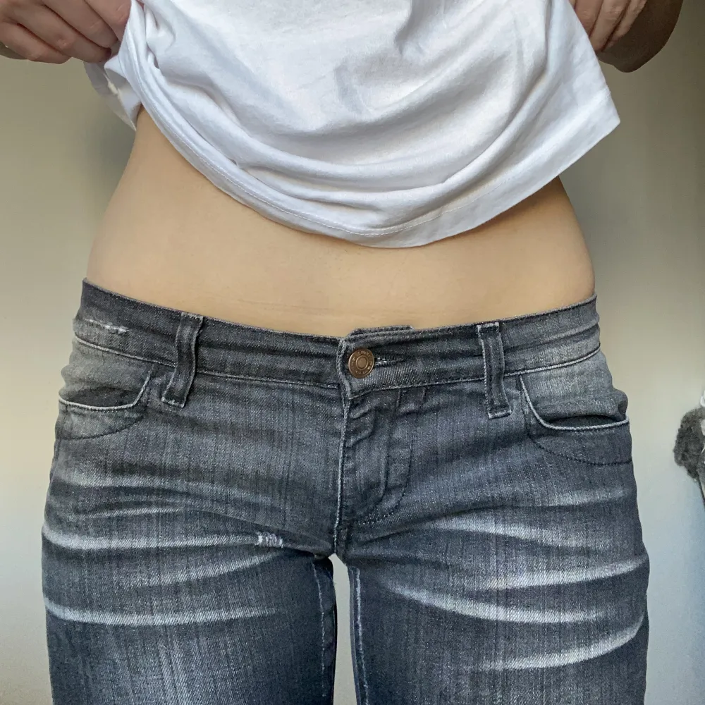 Säljer dessa grå lågmidjade jeans då jag ej andvänder dessa särskilt mycket. Dem är ganska långa i benen och jag är ungefär 165. Midjemåttet är nånstans runt 80 skulle jag säga. Pris kan diskuteras💕💕lite slitna längst ner då det är super långa. . Jeans & Byxor.