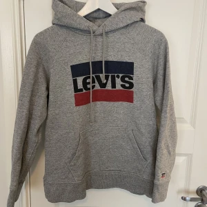 Levi’S hoddie  - En fin grå Levis hoddie🖤