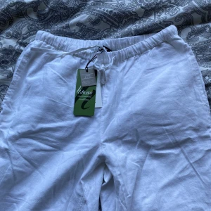 Linnebyxor - Från Bikbok. Helt nya! Tänkte lämna tillbaka för att jag hittade ett par andra men hittar inte kvittot. 🫶🏽