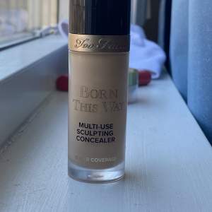 too faced concealer i färgen vanilla  knappast andvänd av mig men köpte den begagnad innan.  säljer för den var fel färg för mig 15 ml skriv för mera bilder