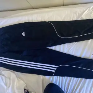 Adidas byxor med dragkedja vid vristen