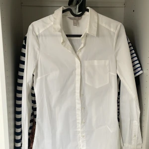 Skjorta - En vit långärmad skjorta från h&m. Den är väldigt genomskinlig och tajt men jätte fin på. Skriv om ni vill ha fler bilder! 