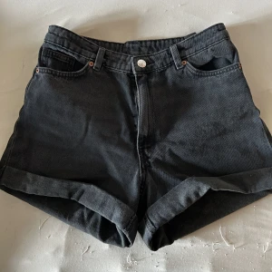 Shorts  - Svarta denim shorts från Monki. Använda men i gott skick. Lite oversize  Köps de inte innan 27/4 slängs de