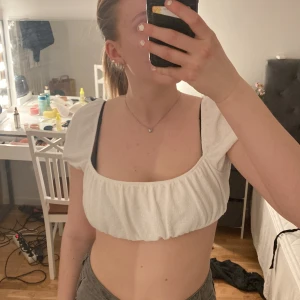 Gullig topp - Hej! Säljer en jätte fin topp från hm. Säljer den pågrund av att den är för stor på mig. 