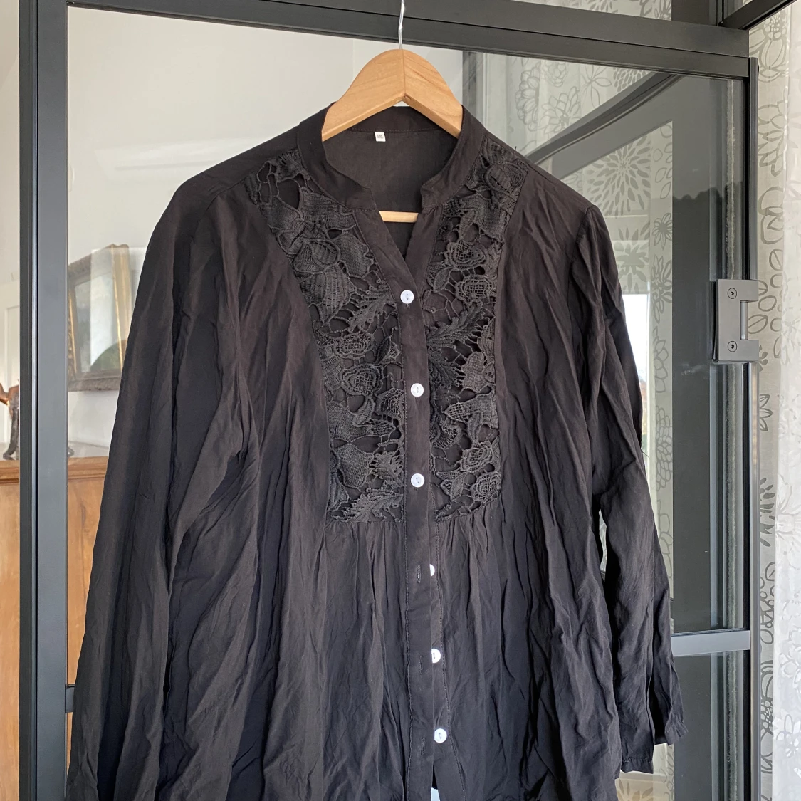 Svart blus med spets