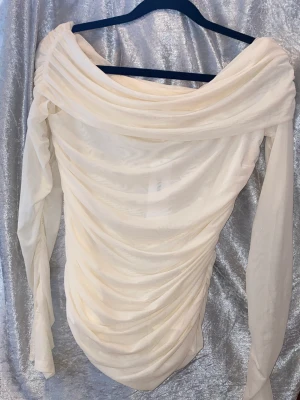 Topp - En jätte fin topp med slits på armen ALDRIG ANVÄND! 