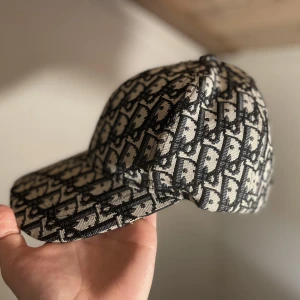 Dior keps  - Säljer denna Dior kepsen åt min bror. Den är använd fåtal gånger. Han köpte den av en annan som uppgav att den var äkta för 1500kr. Men inget kvitto finns osv därav billigt pris.
