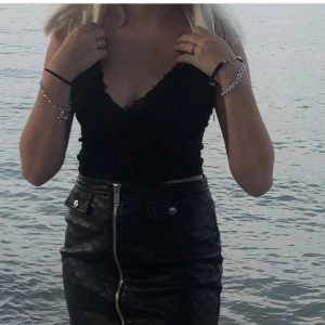 Spetstopp - Ett svart spetslinne i storlek S som inte kommer till användning längre 