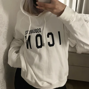 Dsquared2 hoodie - En mysig hoodie i jättebra skick som är knappt använd från Dsquared2.  Passar dig från storlek XS-M.  Tröjan sitter lite oversized på mig som är en XS/S.