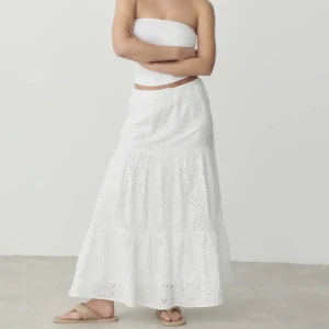 Gina tricot vit maxikjol i broderie anglaise - Slutsåld superfin sommardröm från gina tricot i storlek xs. Älskade den men hade behövt den i en storlek större, endast provad med prislapp kvar 🤍 Bud just nu: 620+ frakt 