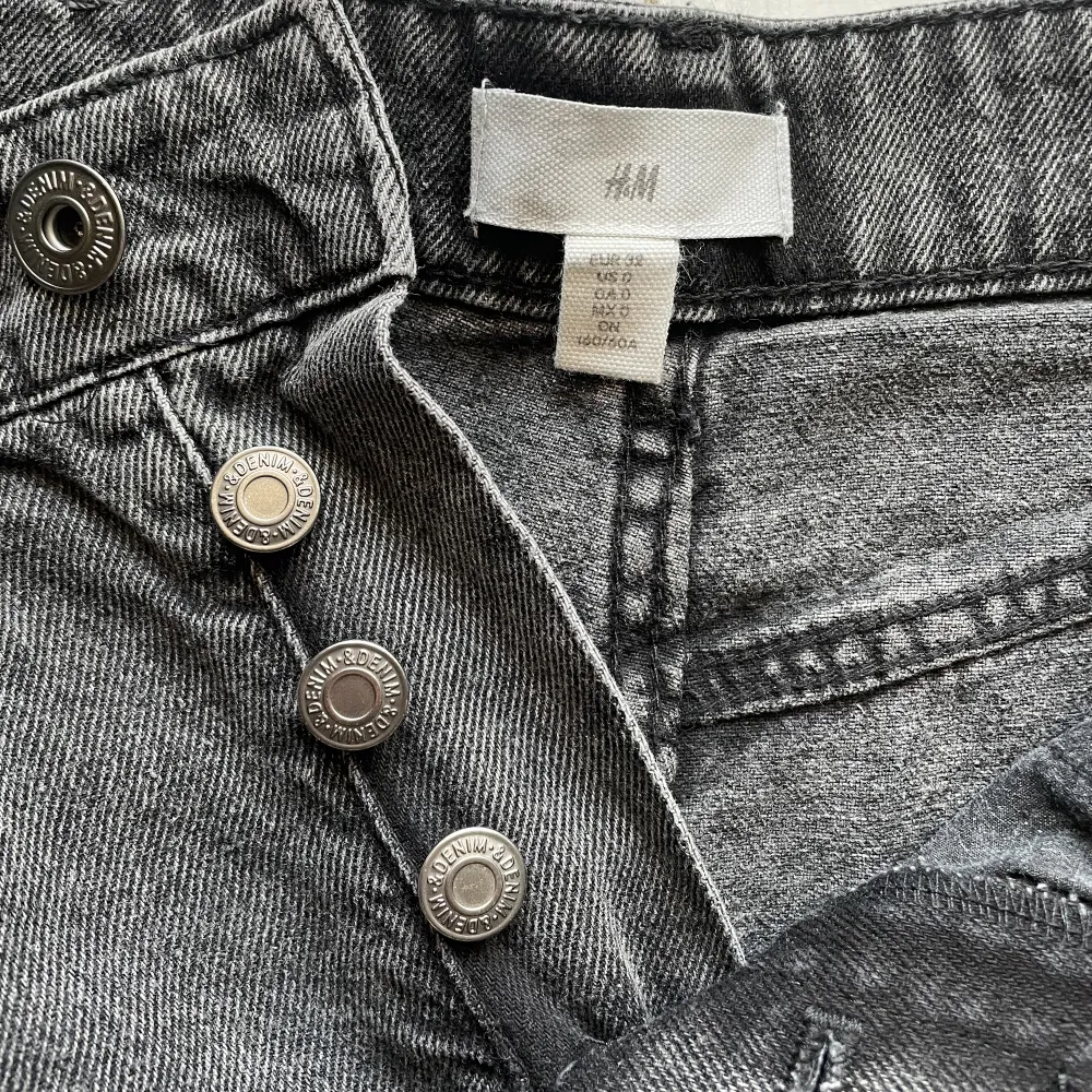 Superfina svarta jeansshorts med slitningar fram -och baktill från H&M. Köpta förra sommaren men endast testade, säljer pga att dem aldrig kommit till användning.. Shorts.