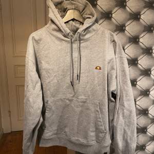 Oversized, ljusgrå hoodie från Ellesse som är fräsch och i nyskick. Köpt från Boozt för 699 kr
