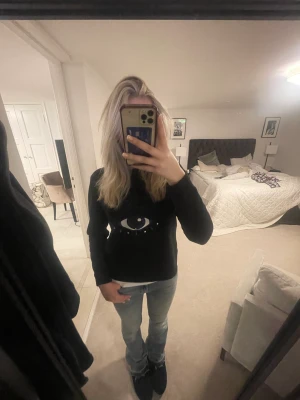 Fin tjocktröja - Jag säljer min super snygga Kenzo tröja. Den är i bra skick då jag använt få antal gånger. Det är storlek L, tror det är barn storlek och den motsvar typ S. Jag säljer för 400kr + frakt. Hör av dig vid intresse❤️