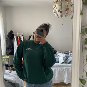 Sweatshirt  - 🫶🏼Skicket är använt men fortfarande fint! Frakt ingår ej i priset, hör av er vid frågor 🫶🏼