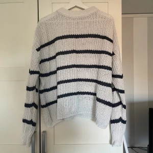 Randig stickad tröja - Säljer denna stickade tröja i stl M/L, säljes för 80 kr plus frakt❤️
