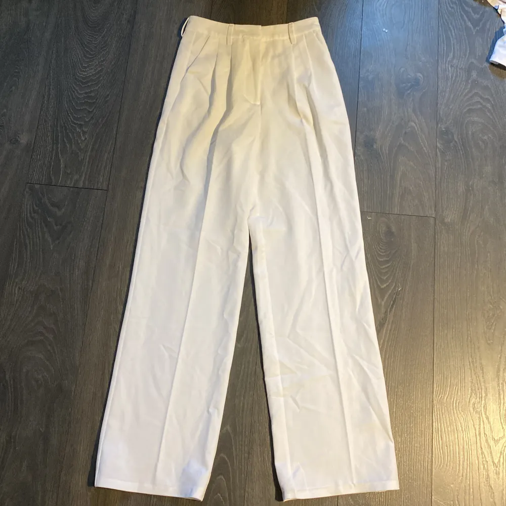 Vita kostymbyxor från Bikbok, strl 36  . Jeans & Byxor.