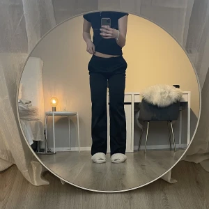 Svarta kostymbyxor  - Säljer mina svarta kostymbyxor!! Det är vanliga kostymbyxor men det är lite glansiga som silke!! Dom är i nyskick och inga användstecken syns!! Pris kan diskuteras!!