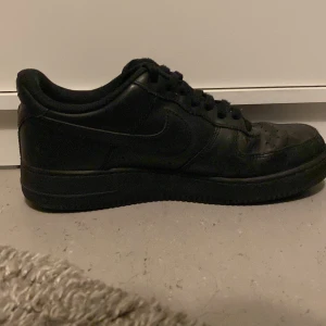 AF1  - Säljer dessa svarta AF1 för de inte riktigt är min stil och för små. Köpte de för lite mindre än ett år sedan och de har används mycket runt sommaren förra året. Skriv privat för att få fler bilder på skorna👌🏼.lite creasade och små ”hål” bak i skon