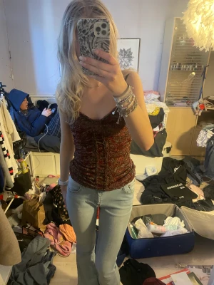 Linne med blommor - Skönt linne med blommor, det är mesh utanpå det inte lagret