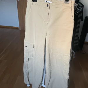 Cargobyxor - Super coola cargobyxor som är i väldigt bra skick! Det följer med ett snöre på insidan av midjan så man kan justera storleken ifall det skulle behövas. 💗