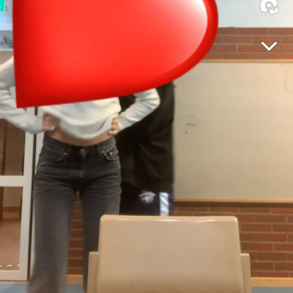 Hej fina! Jag säljer mina grå/svarta jeans från Gina då dom har blivit för små för min under vintern💕 Dom är köpta i höstas och har inga defekter förutom att dom är lite slitna nedtill. Jag hoppas dom kan komma till användning igen. Skriv för fler bilder❤️. Farkut & Housut.