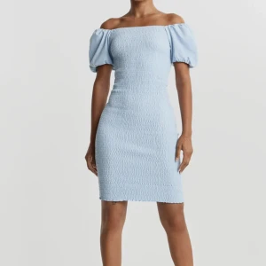 Klänning  - Säljer denna söta klänning från GinaTricot som är helt oanvänd med prislapp kvar. Jag köpte den för 399kr och säljer den för 200kr och den är i storlek M. Köparen står för frakten💙 