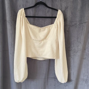 Topp BikBok - Krämvit topp från bikbok i storlek M. Fint skick!