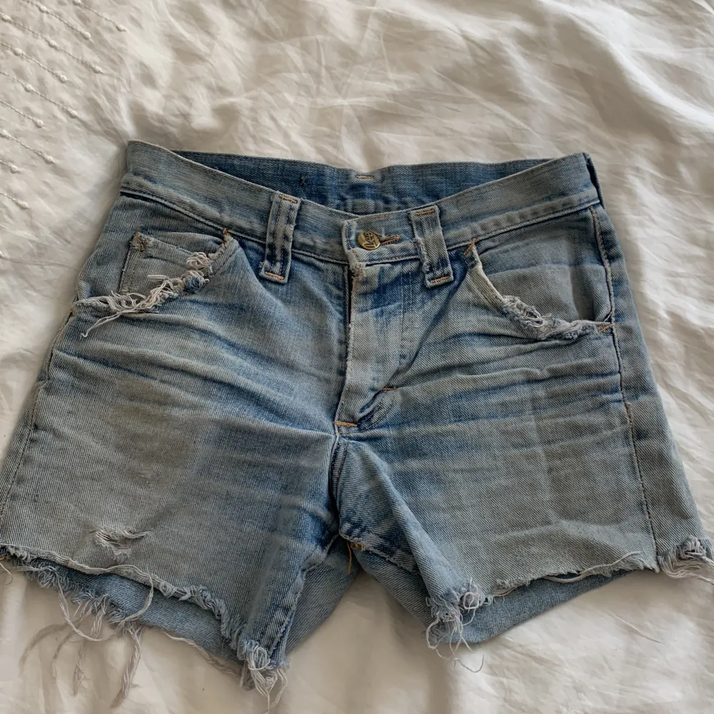 Ascoola vintage jeansshorts från Lee, de har ett litet hål på rumpan som går att laga om man vill!. Shorts.