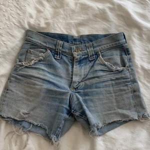 Coola jeansshorts  - Ascoola vintage jeansshorts från Lee, de har ett litet hål på rumpan som går att laga om man vill!